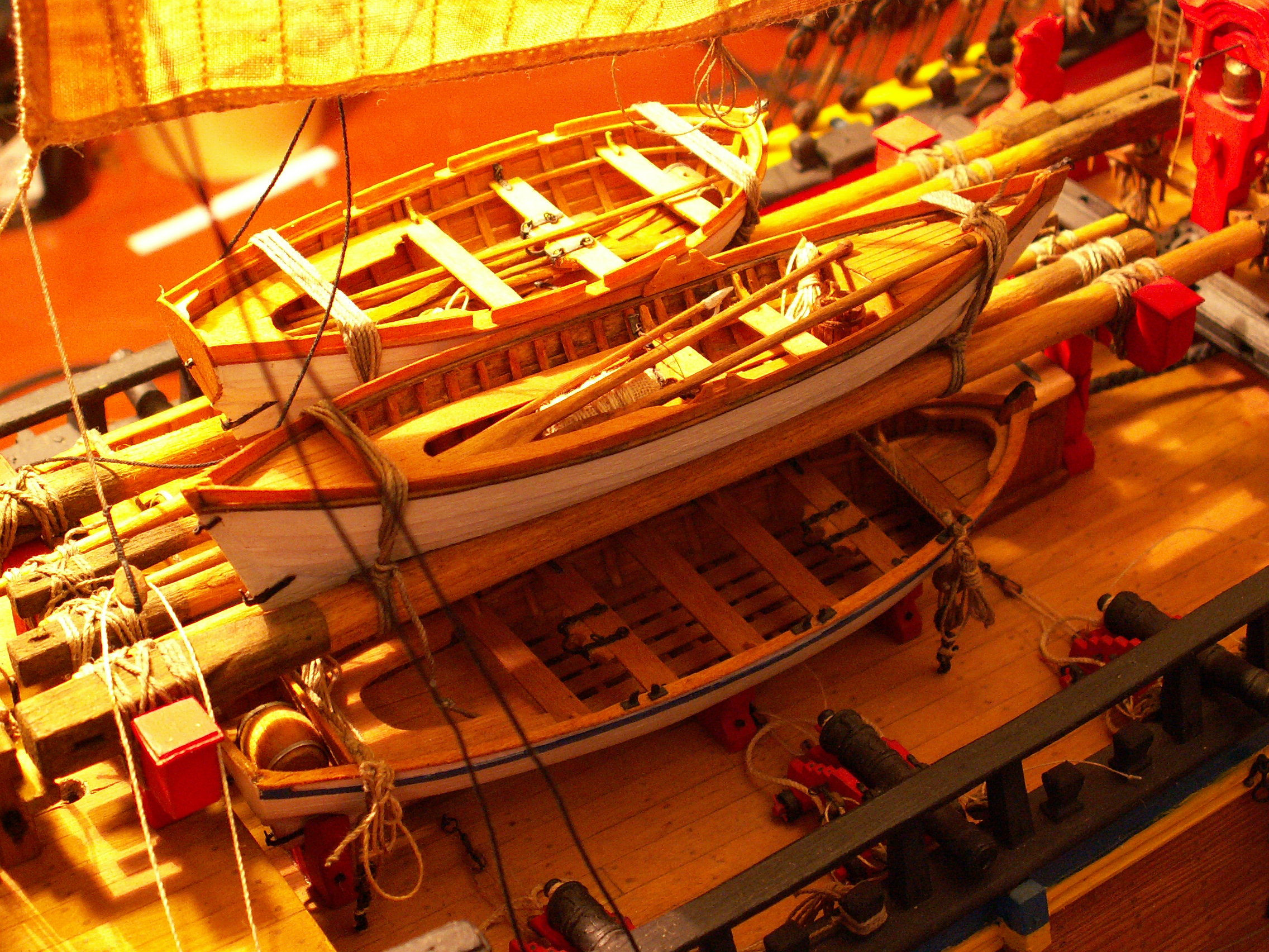 szalupy na pokładzie HMS Endeavour'a